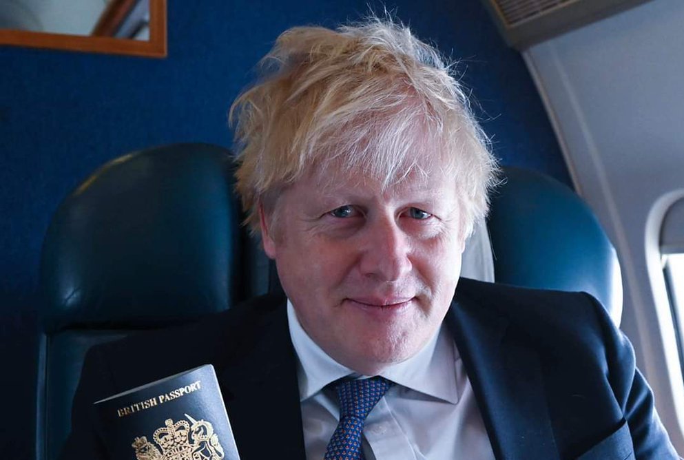 Brytyjski paszport w rękach premiera Borisa Johnsona.