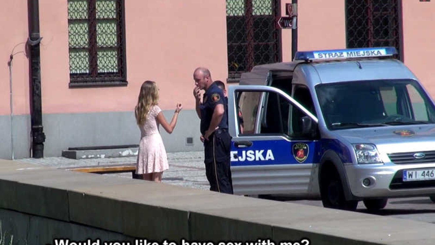Sylwester Wardęga prowokuje policjantów – jego asystentka zaprasza funkcjonariuszy na seks.