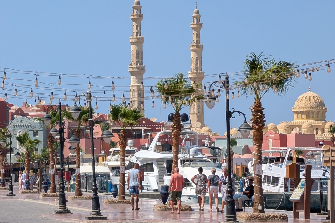 Turyści spacerujący po ulicy w Hurghadzie