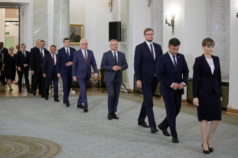 Na zdjęciu sierpniowe zmiany w rządzie - Michał Woś idzie jako trzeci od prawej.