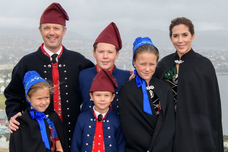 Duńczycy lubią swoją rodzinę królewską. Królową Danii jest Małgorzata II, a następcą książę Fryderyk. Tu w tradycyjnym stroju farerskim.