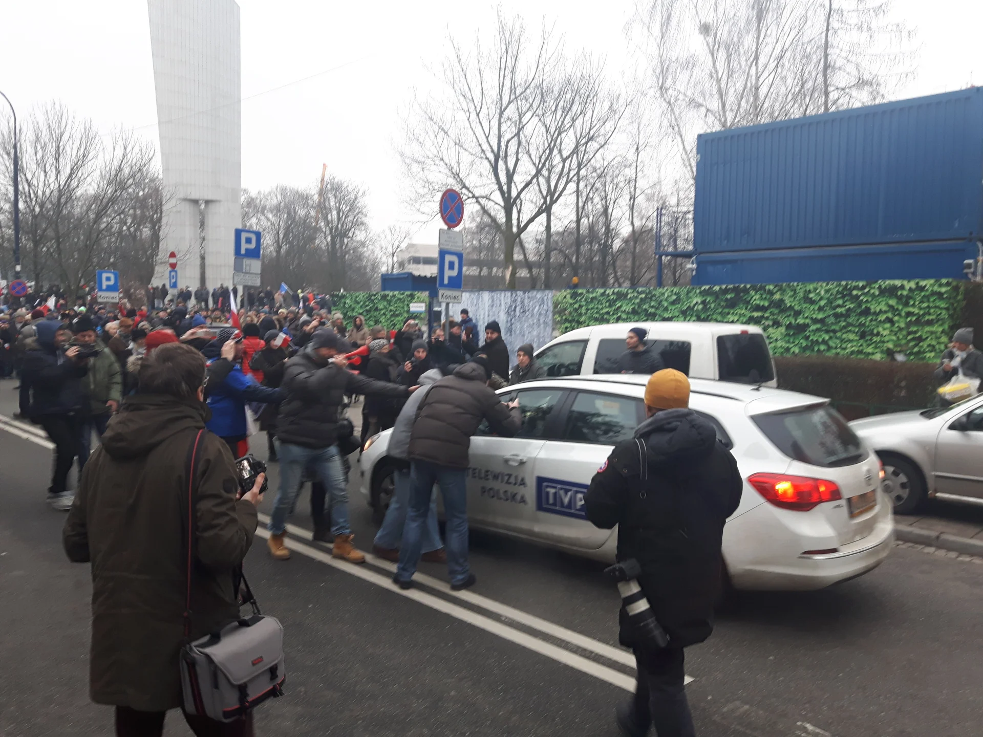 Ekipa TVP na demonstracji pod Sejmem w sobotę 17 grudnia.