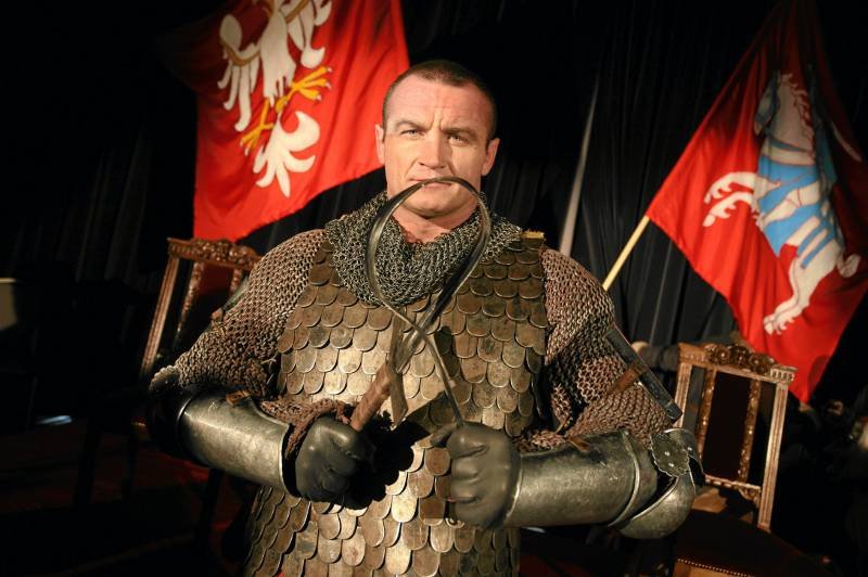 Mariusz Pudzianowski przygotowujący się do obchodów rocznicy Bitwy pod Grunwaldem