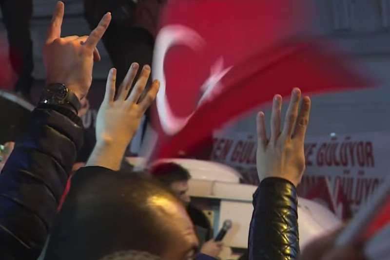 Turcy mieszkający w Holandii oskarżają holenderski rząd o rasizm. Prezydent Turcji – o islamofobię.