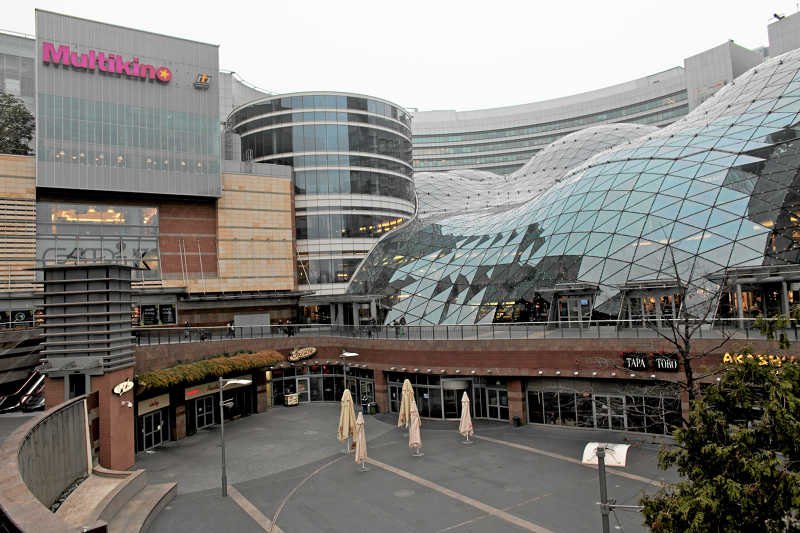 Centrum Handlowe Złote Tarasy znów są otwarte.