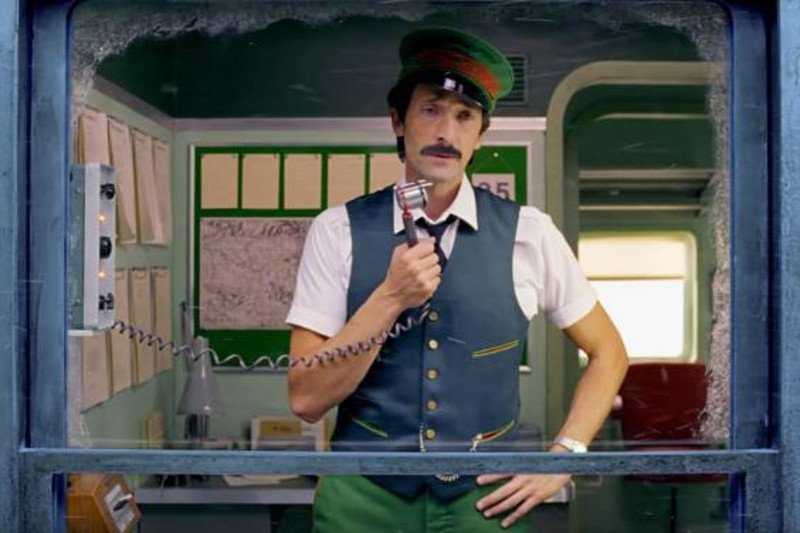 Adrien Brody informuje pasażerów pociągu o niewielkim, 11-godzinnym opóźnieniu pociągu tuż przed Gwiazdką.