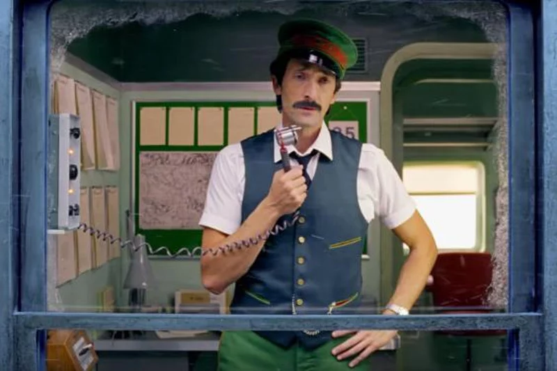Adrien Brody informuje pasażerów pociągu o niewielkim, 11-godzinnym opóźnieniu pociągu tuż przed Gwiazdką.