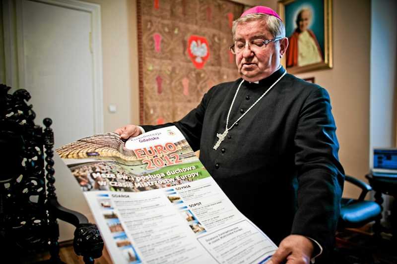 Abp Sławoj Głódź w swoim biurze w Gdańsku