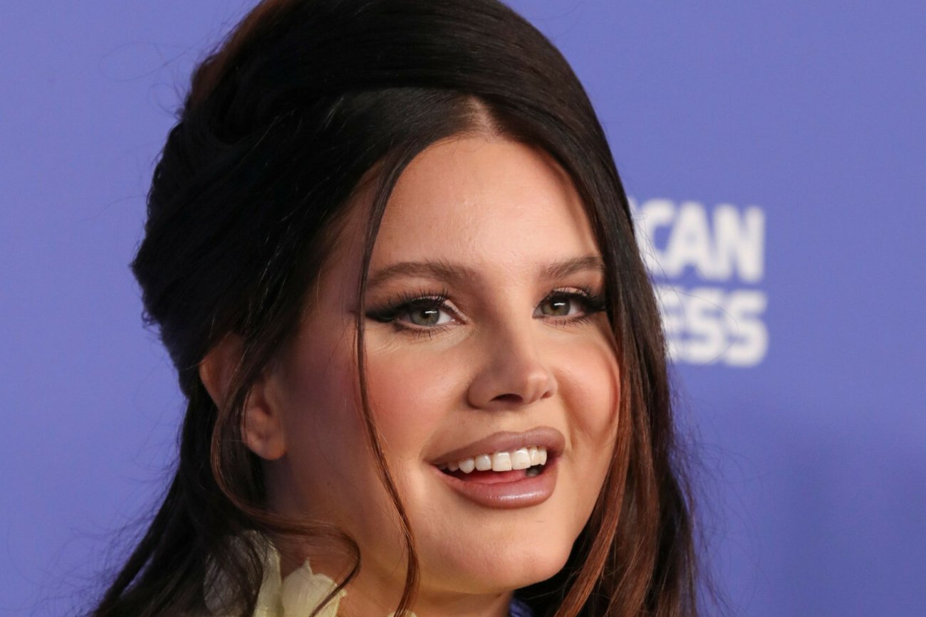 Lana Del Rey przyłapana przez paparazzo. Relaks na plaży w Rio de Janeiro