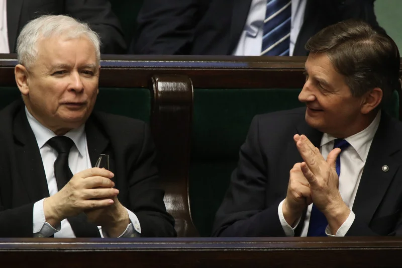 Marek Kuchciński i Jarosław Kaczyński podczas głosowania w Sejmie.