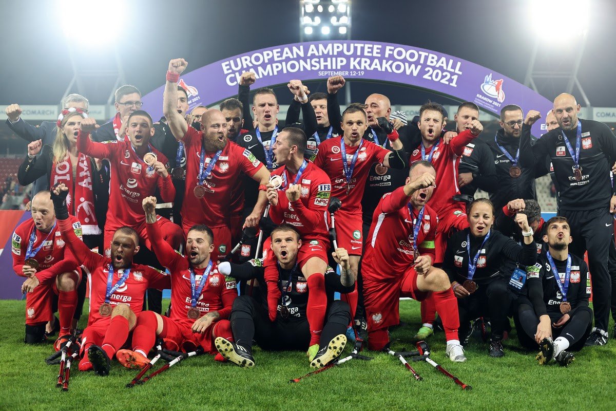 Reprezentanci Polski w ampfutbolu, który właśnie skończył dziesięć lat. Tutaj na podium mistrzostw Europy