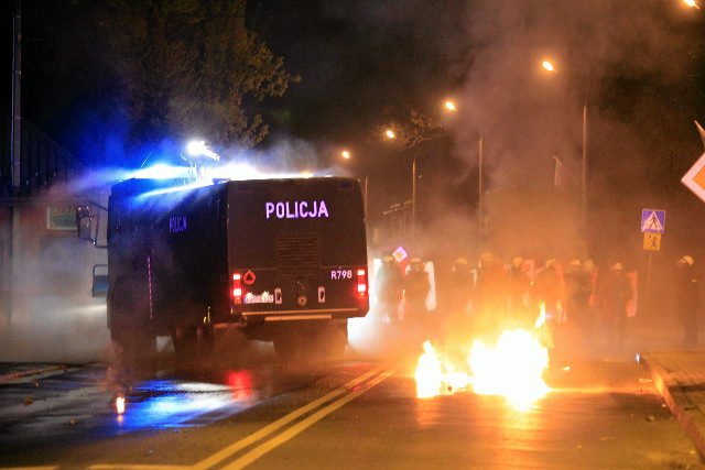 Sąd nie przychylił się do opinii biegłego i skazał policjanta na wysoką karę za zranienie jednego z kiboli.