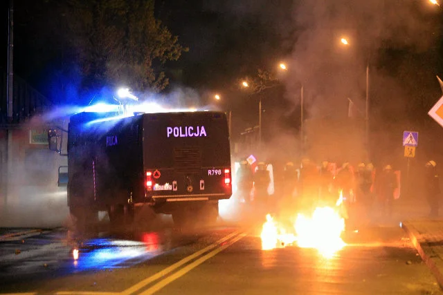 Sąd nie przychylił się do opinii biegłego i skazał policjanta na wysoką karę za zranienie jednego z kiboli.