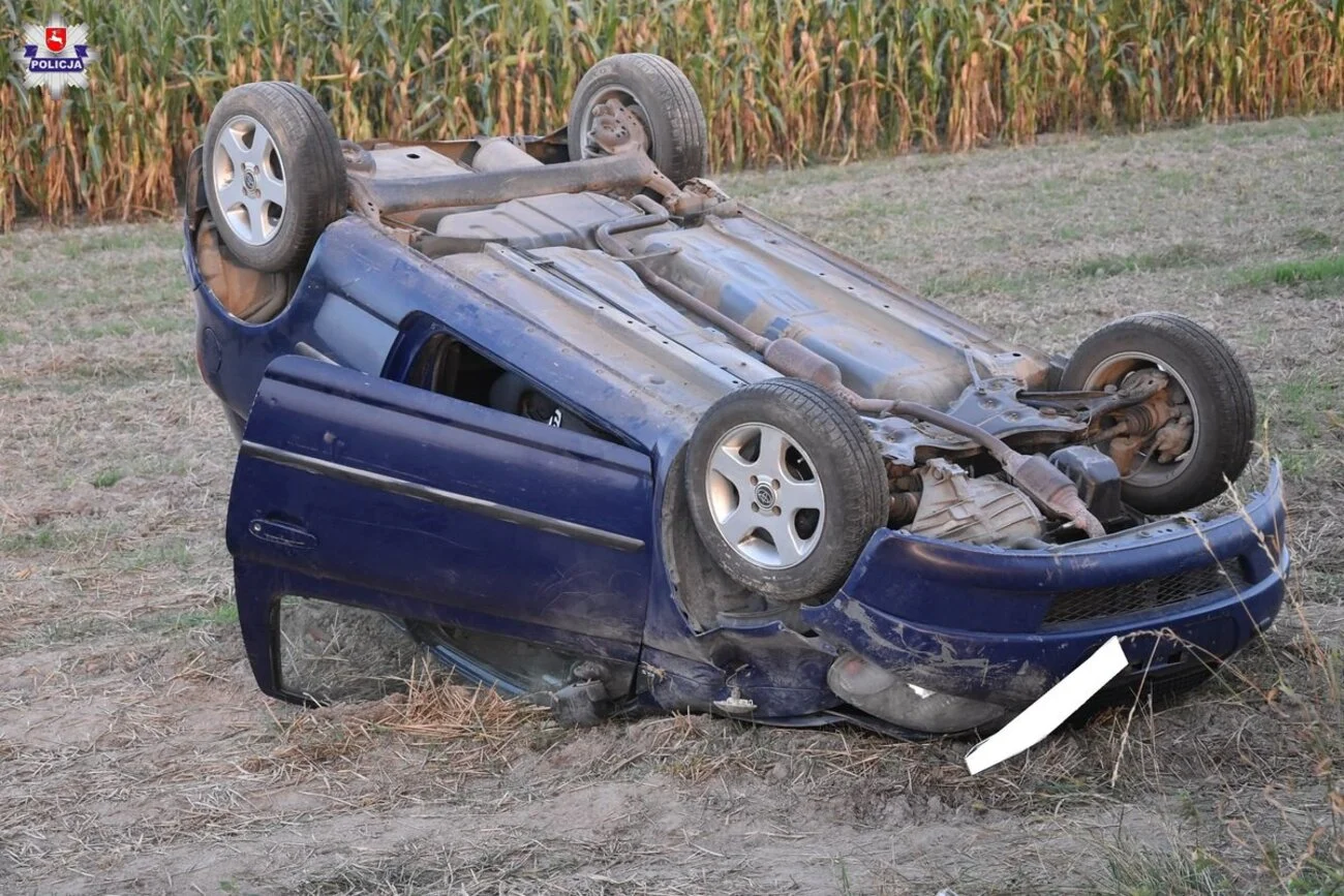 Radzyńscy policjanci na miejscu dachowania Toyoty zastali 5 osób dorosłych oraz roczne dziecko.