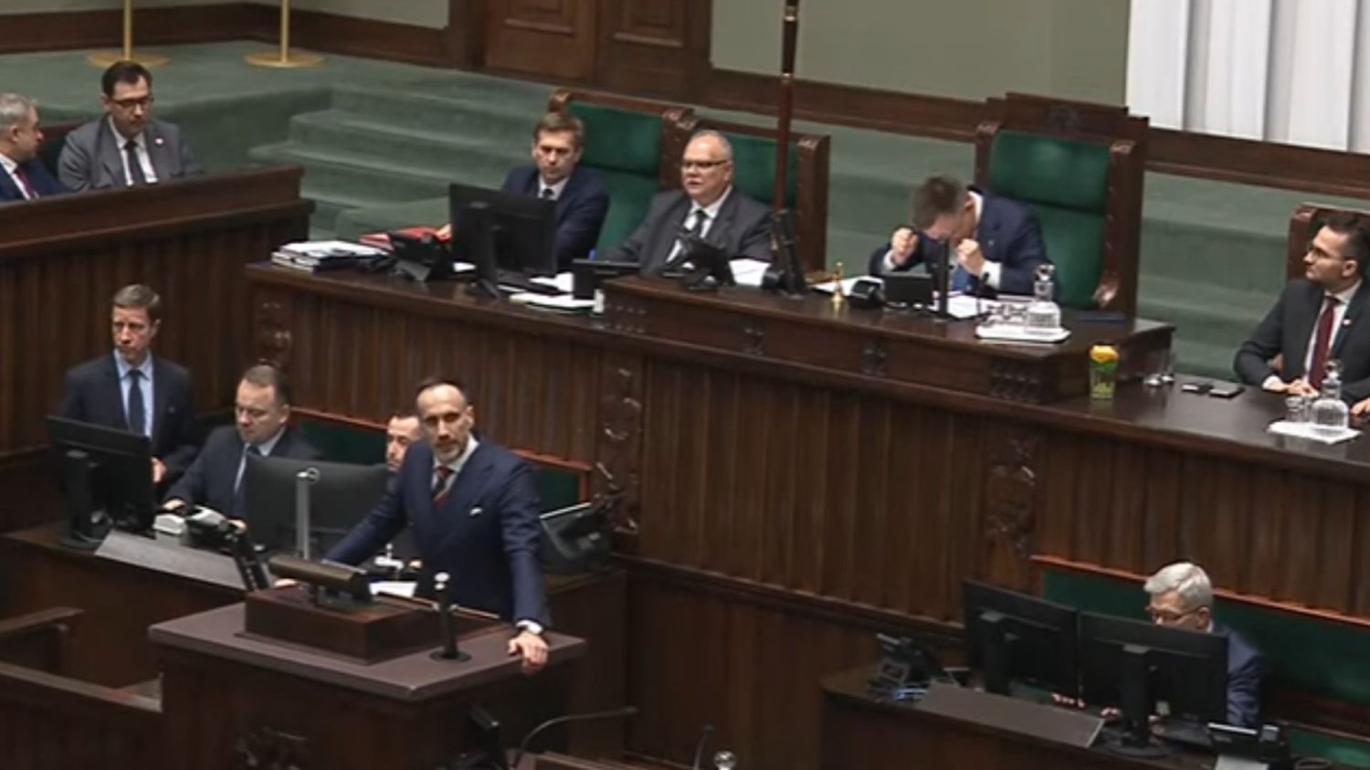 Nic lepszego dziś nie przeczytacie. Wymiana zdań Kowalskiego i Hołowni to hit. Janusz Kowalski i Szymon Hołownia rozbawili wszystkich. Wymiana zdań podczas posiedzenia Sejmu.