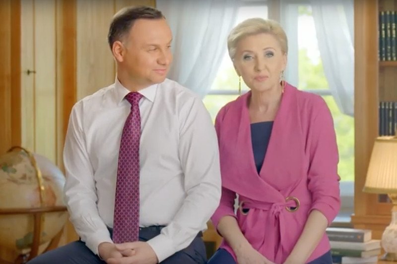 Para prezydencka składa życzenia maturzystom.