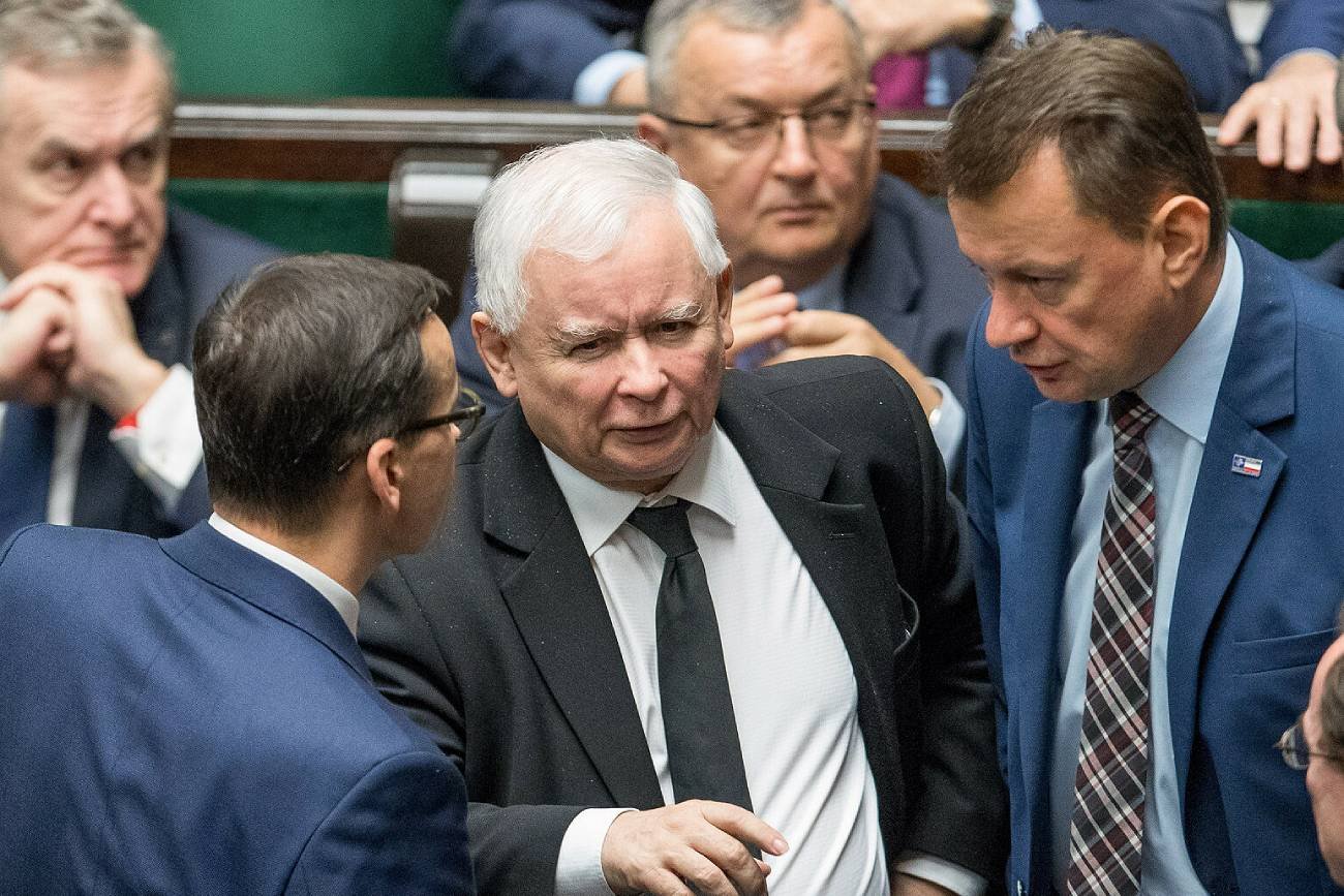 Kolejny sondaż CBOS jest alarmujący dla rządu Mateusza Morawieckiego i całego PiS, którym kieruje Jarosław Kaczyński.