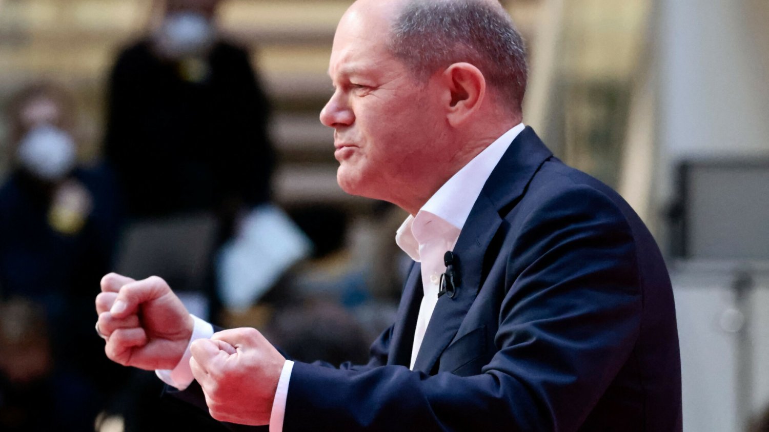 Minimalne zwycięstwo SPD w Brandenburgii prawdopodobnie ocaliło kanclerza Olafa Scholza przed rychłym odsunięciem od władzy. Na zdjęciu kanclerz Niemiec Olaf Scholz w geście ttriumfu.