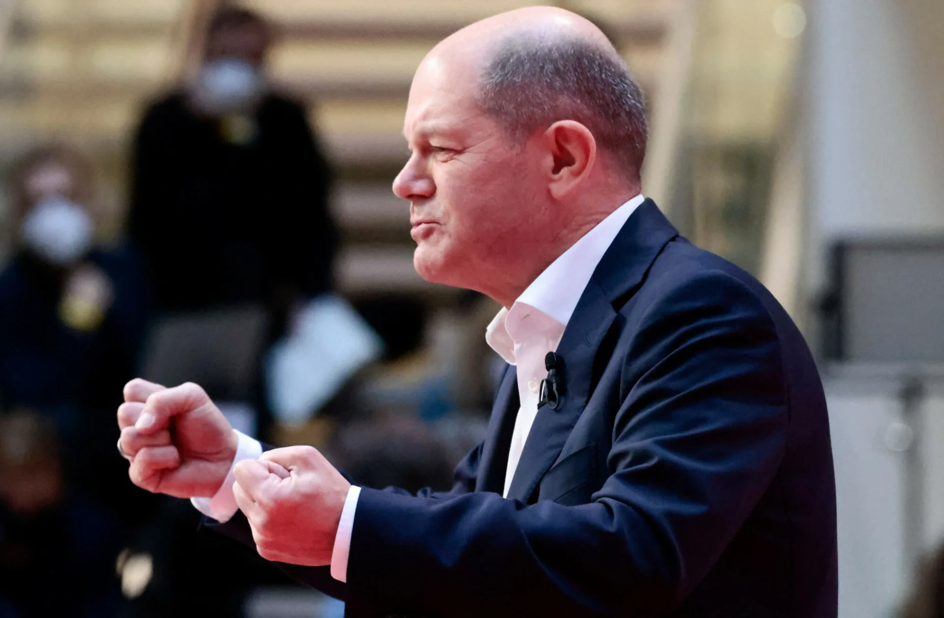 Na zdjęciu kanclerz Niemiec Olaf Scholz w geście ttriumfu.