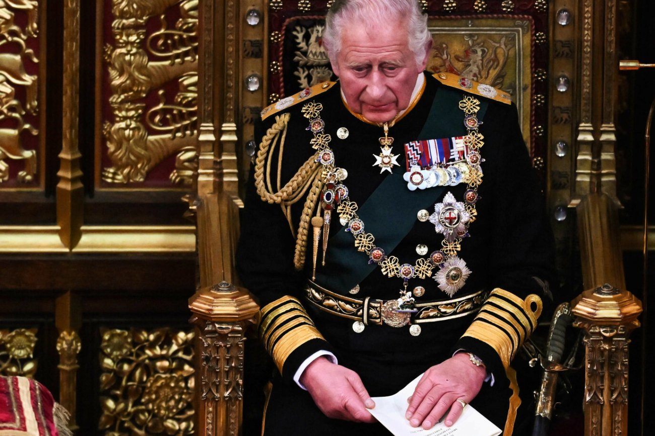 "Kiełbasiane palce" króla Karola III. Lekarze mówią, skąd bierze się obrzęk