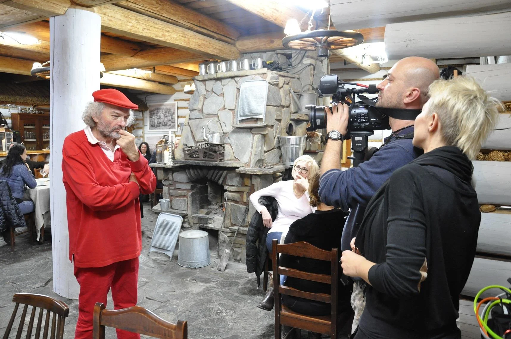 Wnętrze Łebskiej Chaty w trakcie kręcenia "Kuchennych rewolucji".