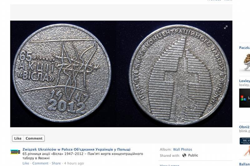 Zdjęcie medali upamiętniających 65. rocznicę akcji "Wisła" podpisane "ofiarom obozu koncentracyjnego w Jaworznie"