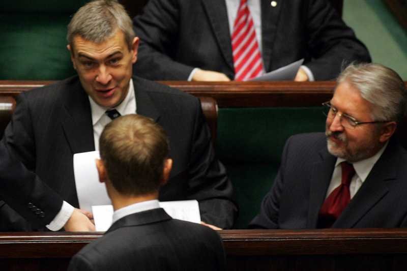Poseł Roman Giertych w sejmowych łamach. Na podobnych ujęciach rzadko można zobaczyć poważną minę ministra (2006)