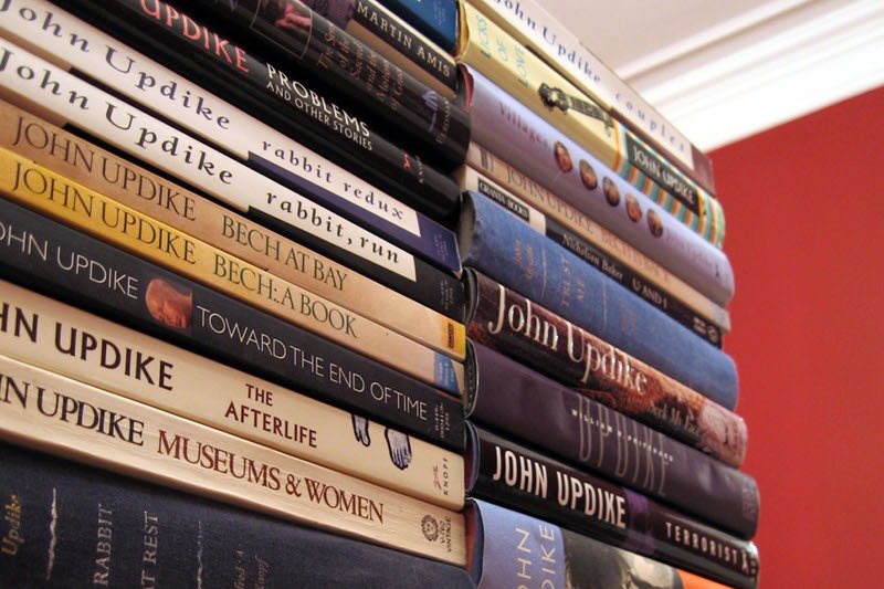 Stos książek Updike'a