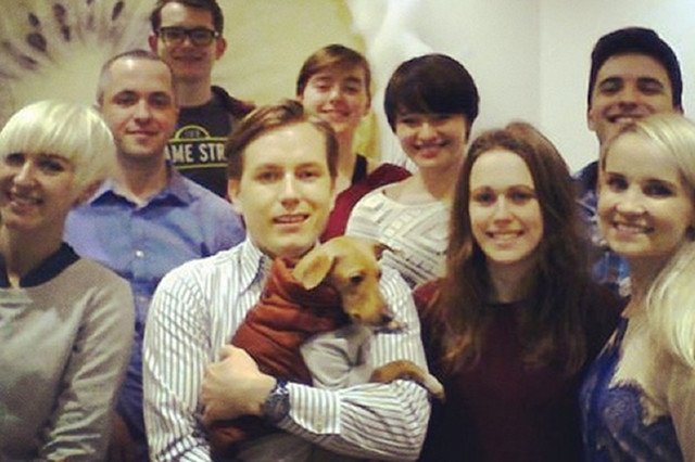 Jan Olszewski, syn polskich milionerów postanowił założyć lodziarnię w Berlinie. Na zdjęciu z pracownikami i ulubionym psem