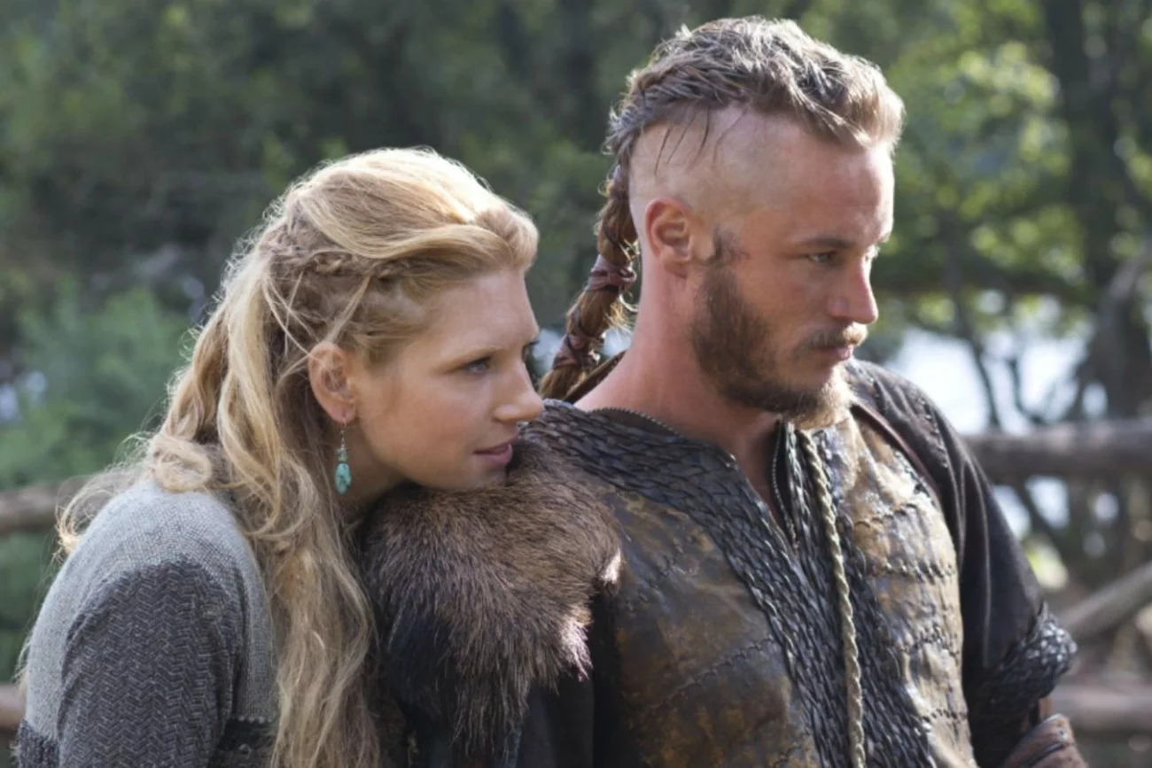 Katheryn Winnick i Travis Fimmel w serialu "Wikingowie".