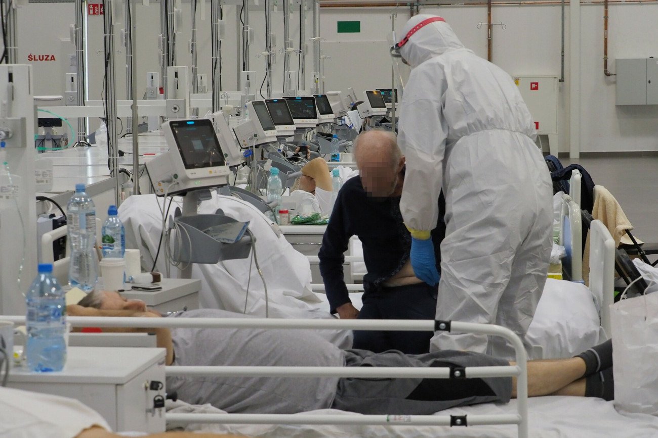 Ministerstwo Zdrowia poinformowało o prawie 5 tys. osób zakażonych COVID-19.