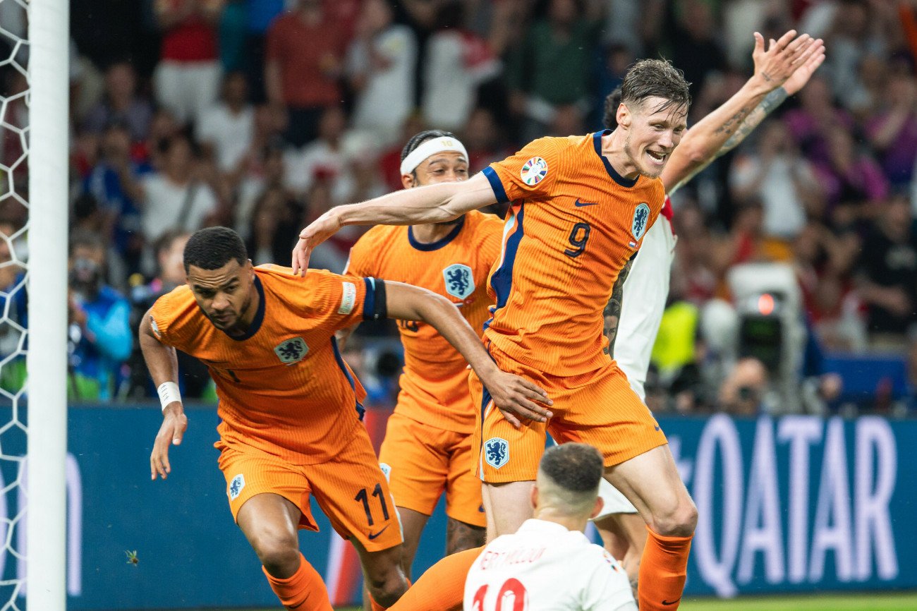 Cody Gakpo (z lewej) po strzeleniu drugiego gola dla Holandii