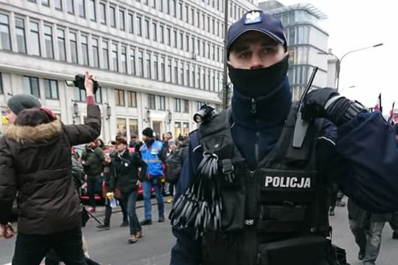 Henryka Krzywonos ujawnia, jak policjanci przygotowali się do ew. pacyfikacji kobiet podczas "Czarnego piątku". Wielu miało gigantyczny zapas kajdanek.