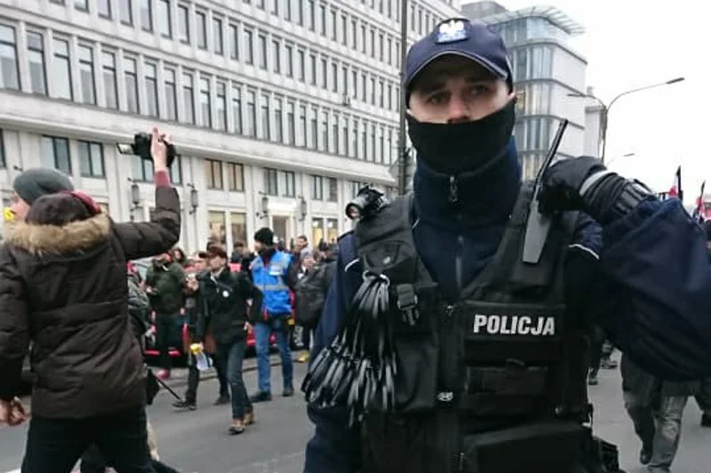 Henryka Krzywonos ujawnia, jak policjanci przygotowali się do ew. pacyfikacji kobiet podczas "Czarnego piątku". Wielu miało gigantyczny zapas kajdanek.