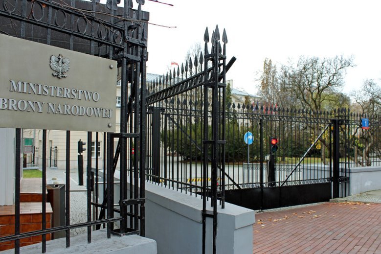 Były szef Centrum Eksperckiego Wywiadu NATO Krzysztof Dusza ma powód do radości. NSA przywrócił mu stopień wojskowy.