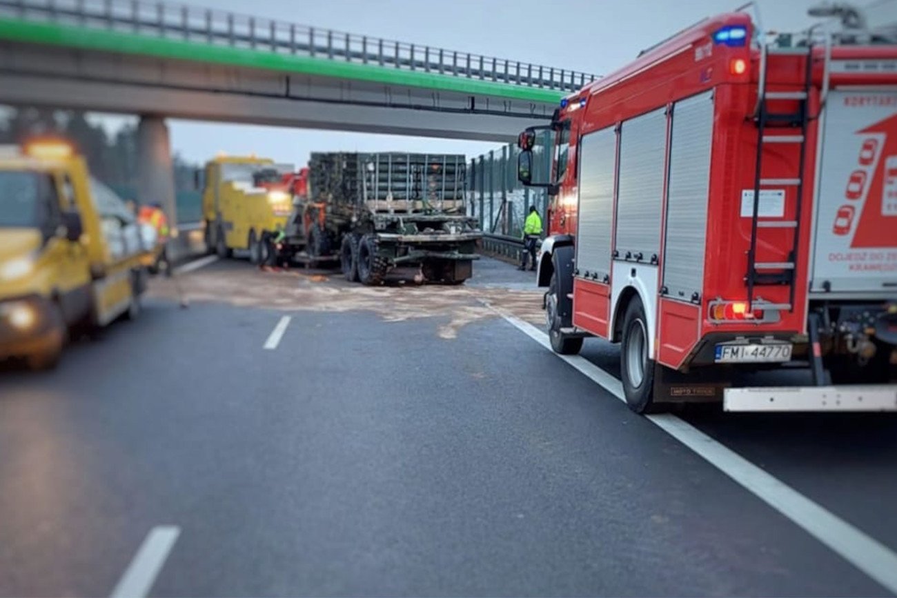 Kolizja pojazdu wojskowego USA z kamperem na S3. Nie żyją dwie osoby.