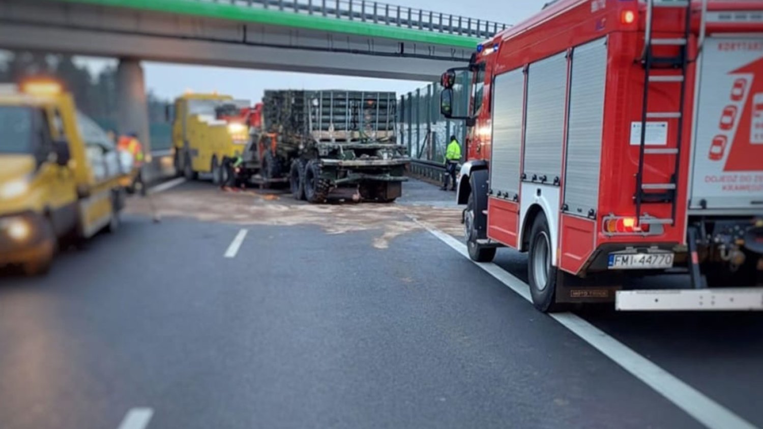 Kolizja pojazdu wojskowego USA z kamperem na S3. Nie żyją dwie osoby.