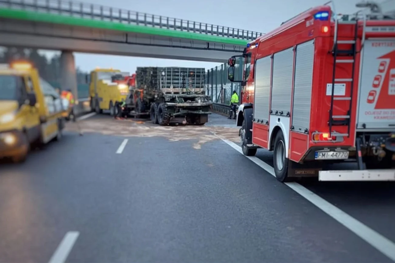 Kolizja pojazdu wojskowego USA z kamperem na S3. Nie żyją dwie osoby.