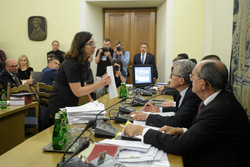 To jedna z tych chwil, gdy dało się zrobić zdjęcie stołu przewodniczącego Piotrowicza. Opozycja wielokrotnie gremialnie do niego podchodziła.