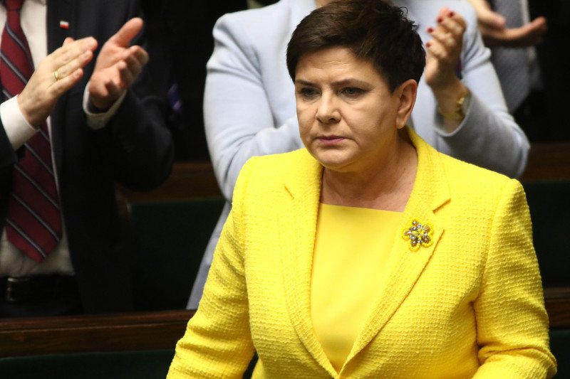 Atmosfera wokół spekulacji związanych z dymisją Beaty Szydło wywołała współczucie dla premier nawet wśród tych, którzy ją krytykują.
