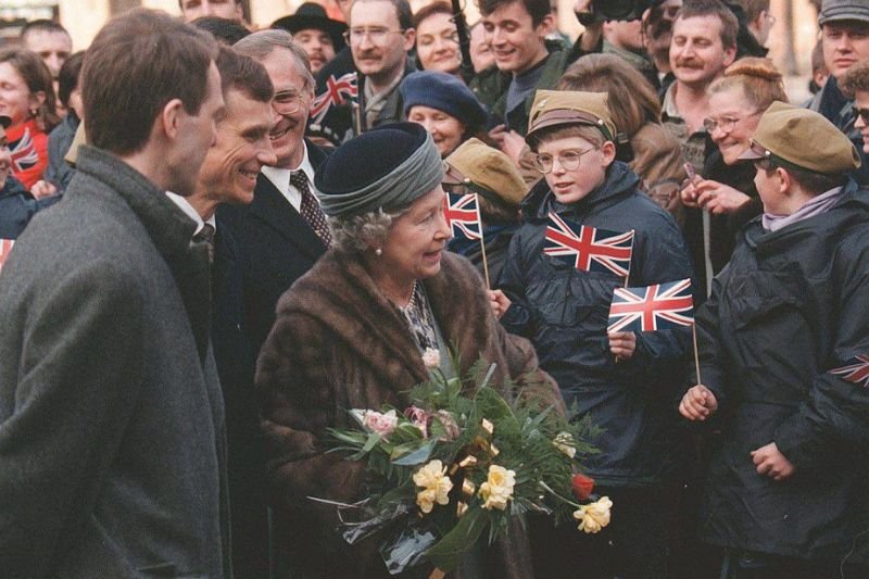Królowa Elżbieta II i książę Edynburga Filip przybyli z oficjalną wizytą do Polski 25 marca 1996 roku.