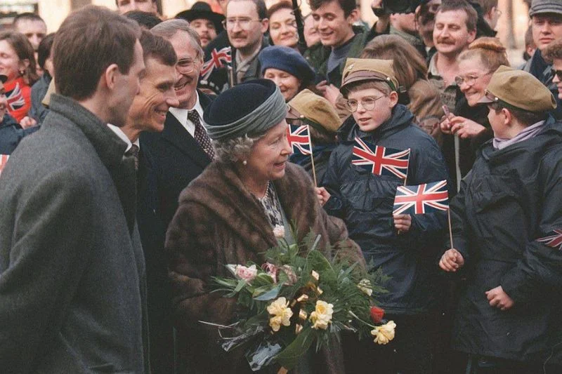 Królowa Elżbieta II i książę Edynburga Filip przybyli z oficjalną wizytą do Polski 25 marca 1996 roku.