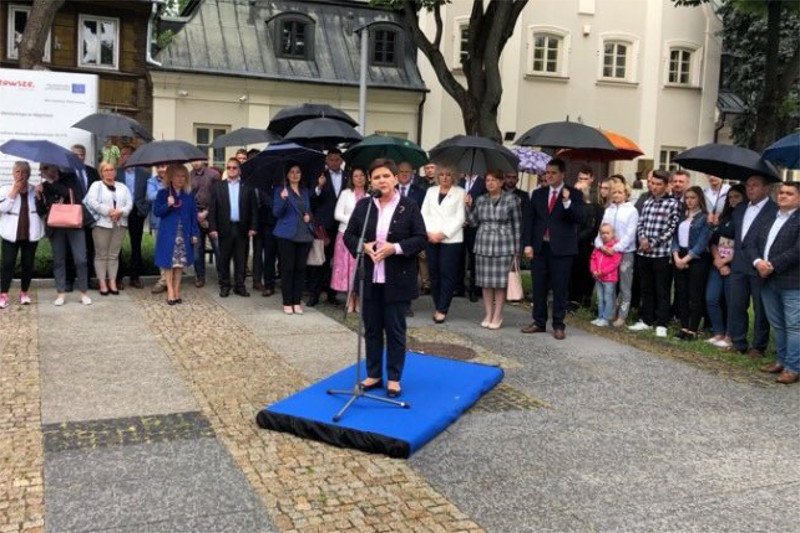 Podium Beaty Szydło stało się obiektem kpin w internecie.