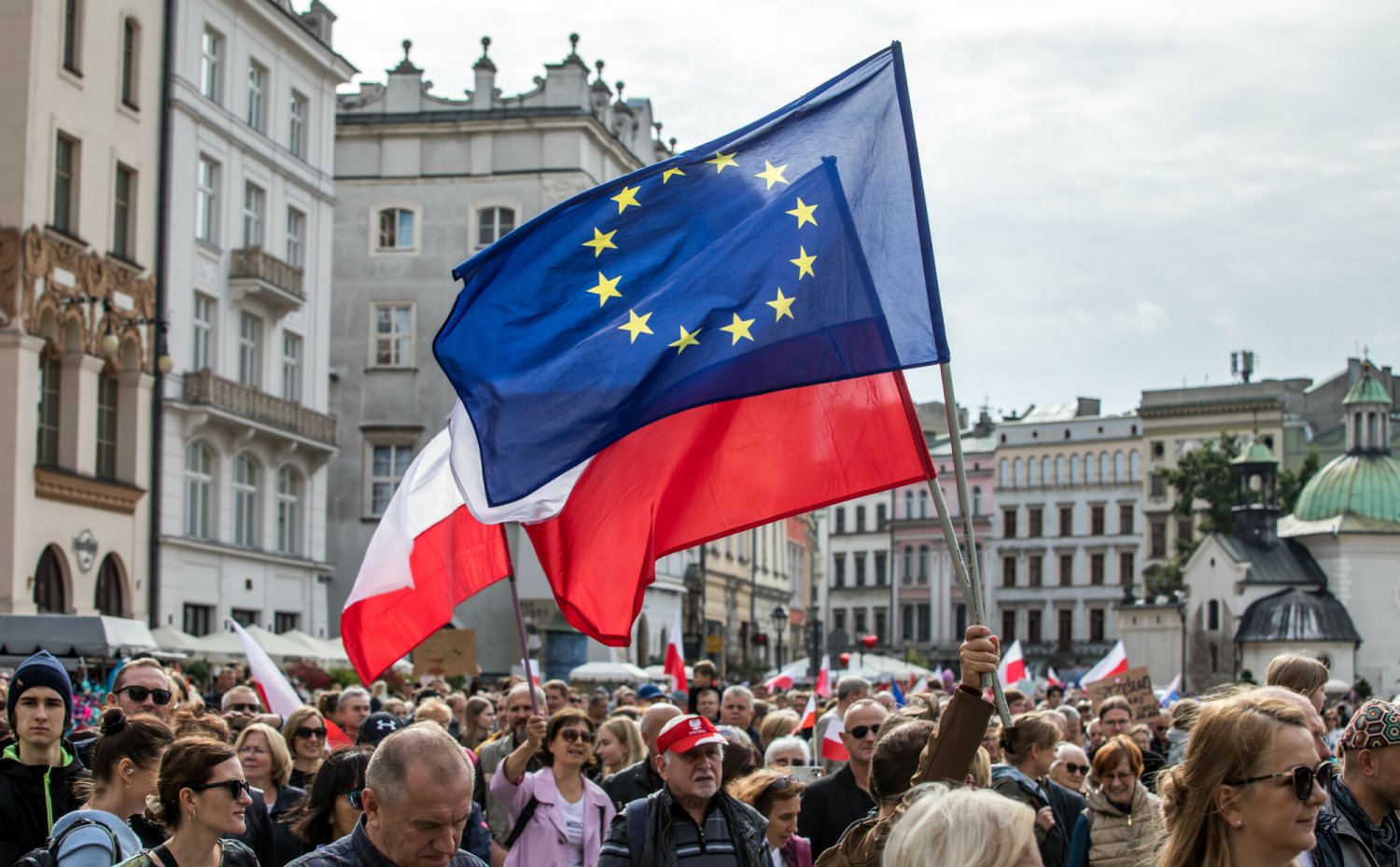 Akcja Demokracja zachęca, by 13 grudnia wywiesić flagi Polski i Unii Europejskiej