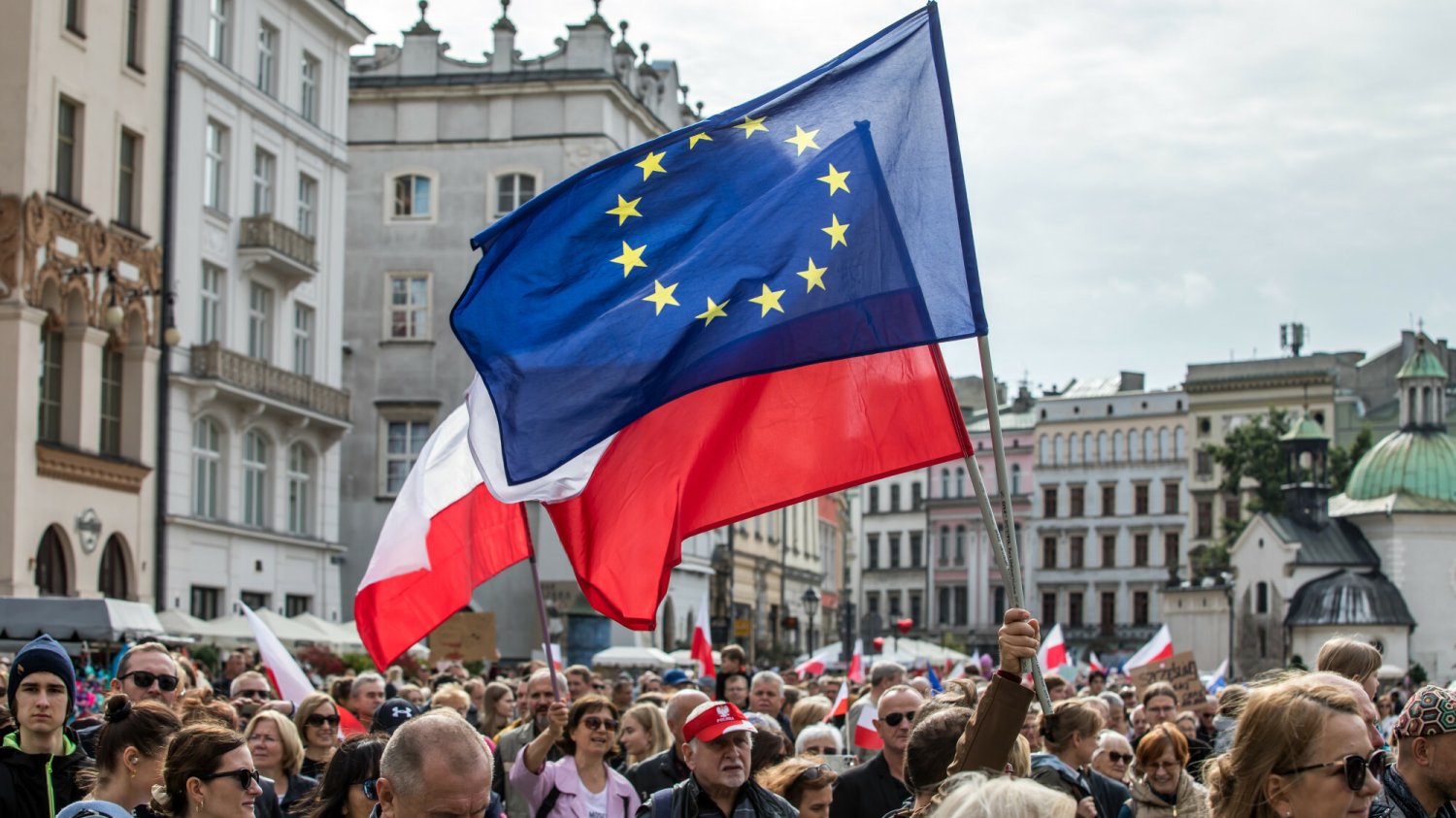 Akcja Demokracja zachęca, by 13 grudnia wywiesić flagi Polski i Unii Europejskiej