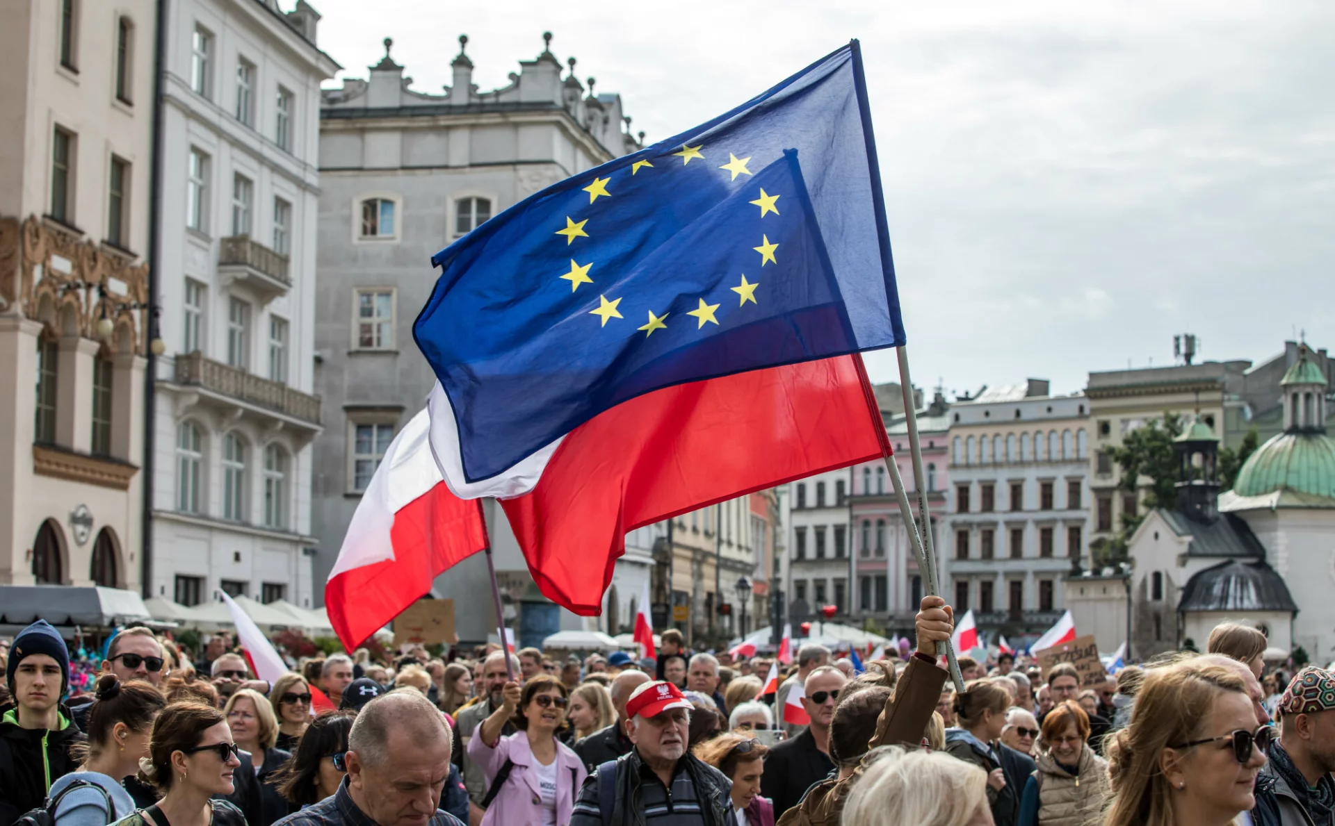 Akcja Demokracja zachęca, by 13 grudnia wywiesić flagi Polski i Unii Europejskiej