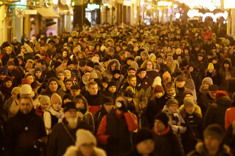 Toruń. Marsz Milczenia pod hasłem" Stop nienawiści", zorganizowany po śmierci prezydenta Gdańska Pawła Adamowicza.