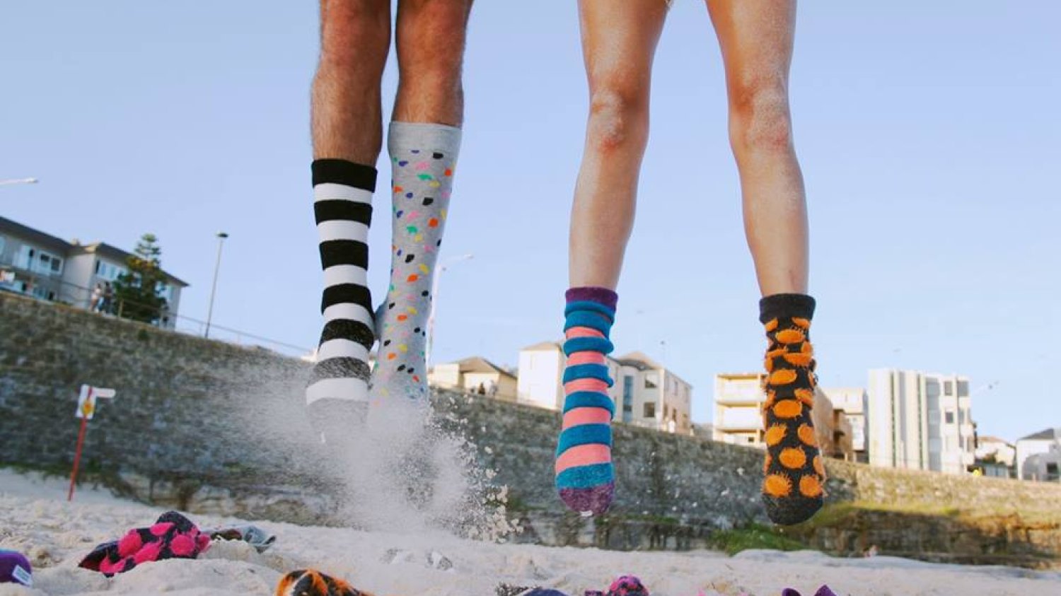 Fragment kampanii reklamowej skarpetek Happy Socks.
