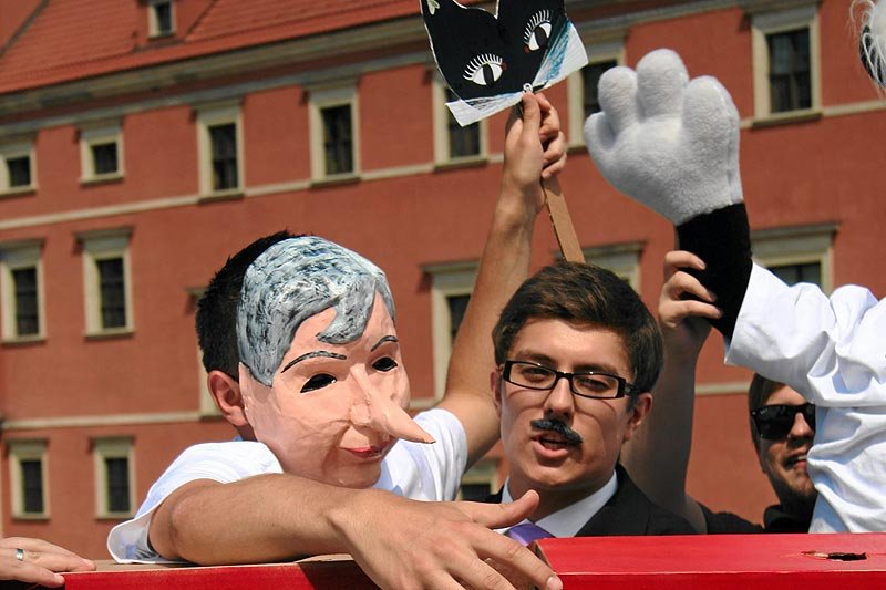 Młodzież zawiodła się na politykach i nie chce się angażować w życie publiczne? Na zdjęciu happening Stowarzyszenia Młodzi Demokraci z wyborów prezydenckich w 2010 roku.