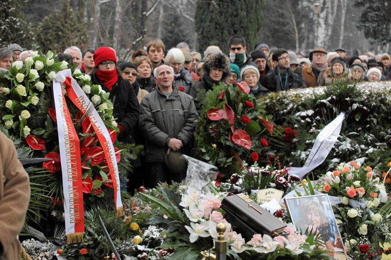 Uroczystości pogrzebowe dziennikarki Teresy Torańskiej na warszawskich Powązkach.